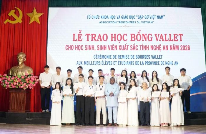 Sinh viên các Trường Đại học Vinh, Trường Đại học Công nghệ Kỹ thuật Vinh và Trường Đại học Nghệ An nhận học bổng Vallet. Ảnh: Hồ Lài