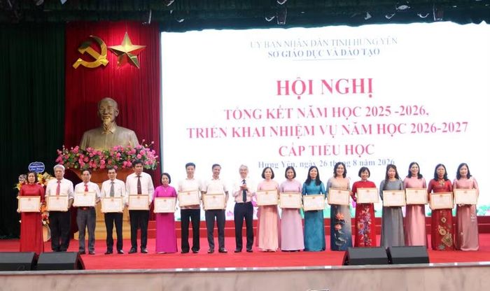 Giám đốc Sở GD&ĐT Hưng Yên Phạm Đồng Thụy trao giấy khen cho các cá nhân có thành tích xuất sắc trong năm học 2025-2026.