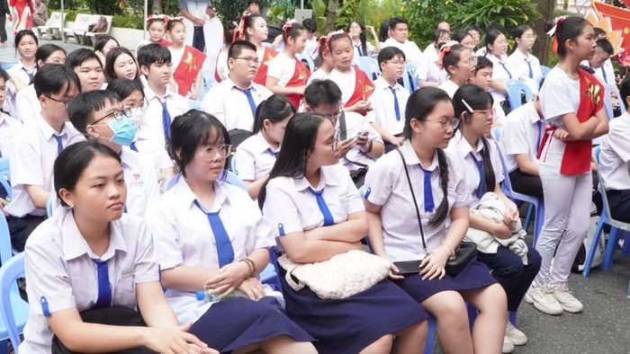 Các em học sinh tham dự khai mạc Triển lãm ảnh và Trưng bày chuyên đề.