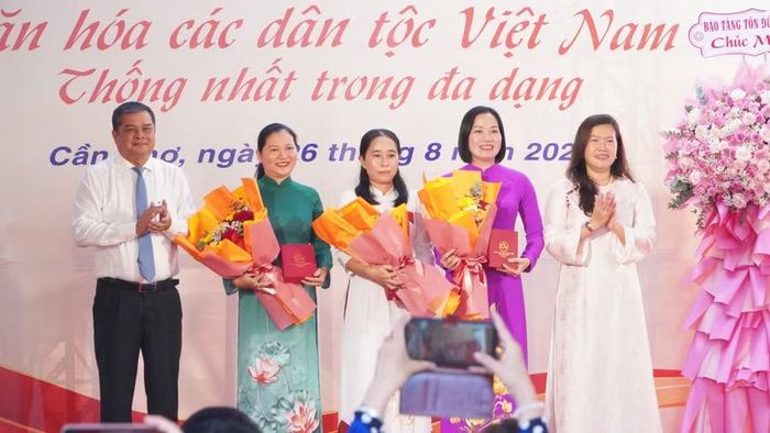 Bà Nguyễn Thị Ngọc Điệp (phải), Phó Chủ tịch UBND TP Cần Thơ và ông Nguyễn Văn Bảy, Giám đốc Sở Văn hóa, thể thao và Du lịch TP Cần Thơ, trao hoa cảm ơn các đơn vị phối hợp thực hiện.