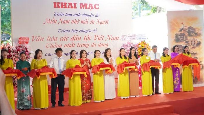 Các đại biểu cắt băng khai mạc chương trình.