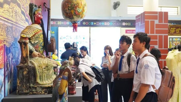 Tham quan, tìm hiểu lịch sử, văn hóa tại không gian triển lãm và trưng bày chuyên đề.