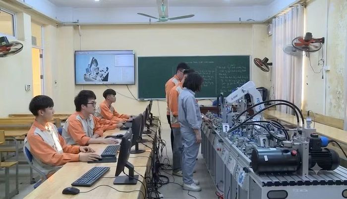 Nhân lực ngành Điện tử công nghiệp gắn trực tiếp với hoạt động sản xuất tại các nhà máy, khu công nghiệp.