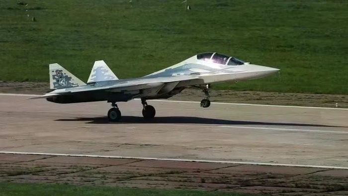 Tiêm kích Su-57D trong một chuyến bay thử nghiệm.