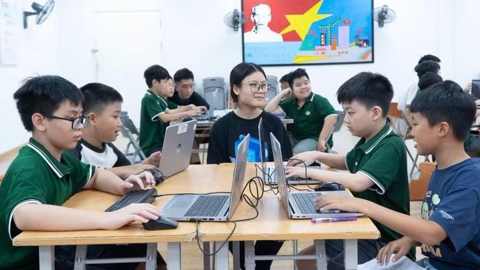Học sinh Trường Liên cấp Tiểu học & THCS Ngôi Sao Hà Nội trải nghiệm hoạt động học tập trên nền tảng số.