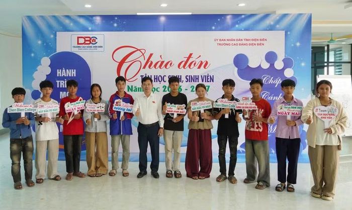 TS Trần Bá Uẩn, Hiệu trưởng Trường Cao đẳng Điện Biên (đứng giữa) động viên các tân học sinh, sinh viên.