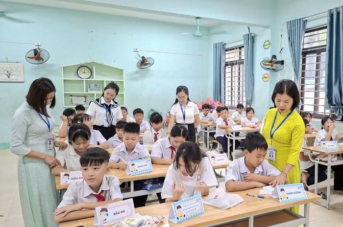 Cô giáo Đào Thị Hồng Hạnh (áo dài màu vàng) trở lại giảng dạy chuyên môn.