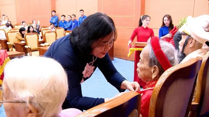 Chủ tịch Ủy ban Trung ương Mặt trận Tổ quốc Việt Nam Bùi Thị Minh Hoài gắn Huy hiệu 80 năm tuổi Đảng cho Đảng viên lão thành.