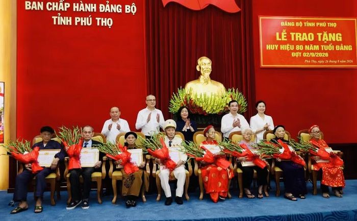 Chủ tịch Ủy ban Trung ương Mặt trận Tổ quốc Việt Nam Bùi Thị Minh Hoài cùng lãnh đạo tỉnh Phú Thọ chúc mừng các Đảng viên lão thành. Ảnh: Đ.V