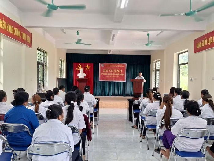 Bế giảng lớp đào tạo nghề cho lao động do Trung tâm GDNN-GDTX 1 tổ chức.