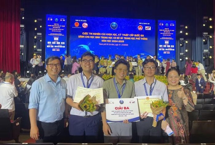 Dưới sự hướng dẫn của thầy Nam, nhiều học sinh đã đạt giải tại các cuộc thi khoa học, kỹ thuật cấp quốc gia. (Trong ảnh: thầy Nam, thứ 3 từ trái sang). Ảnh: NVCC.
