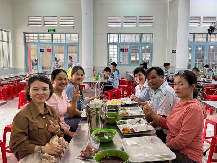 Phụ huynh học sinh ăn bữa ăn bán trú cùng học sinh tại Trường THCS Lê Quý Đôn (phường Thủ Đức, TPHCM). Ảnh: PN.