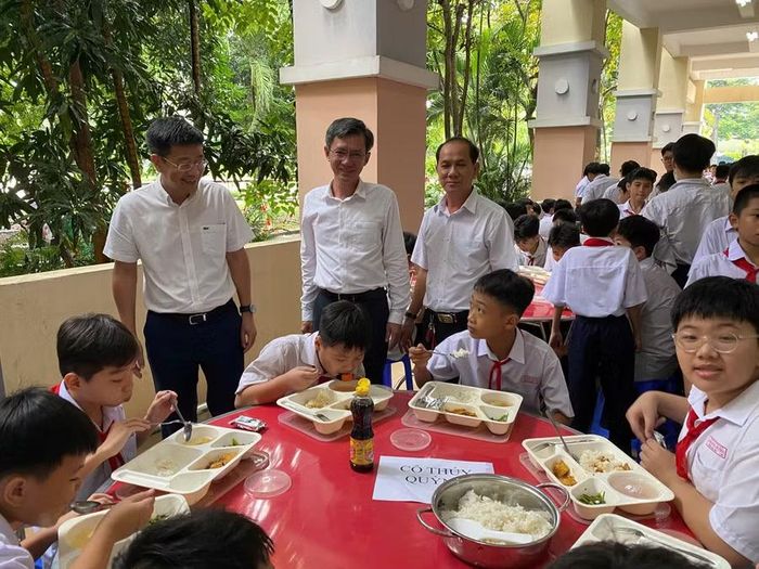 Lãnh đạo UBND phường Chánh Hưng, nhà trường, phụ huynh cùng giám sát bữa ăn bán trú của học sinh. Ảnh: PN.