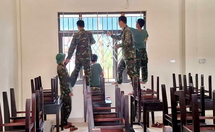 Các chiến sĩ quân đội phụ giúp vệ sinh lớp học.