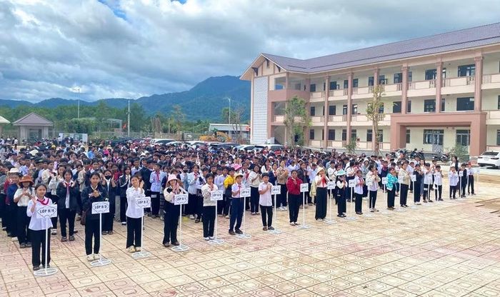 Gần 1.400 học sinh Trường Phổ thông nội trú Tiểu học và THCS A Lưới 4 có buổi tập trung đầu tiên tại ngôi trường chung mới.