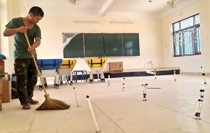 Công việc tại trường diễn ra khẩn trương từng giờ.