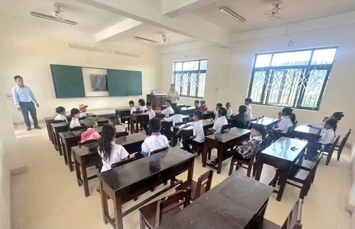 Các học sinh tập trung về từng lớp học nghe phổ biến nội quy.