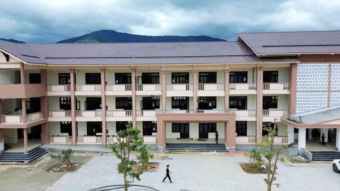 Các dãy phòng học đã được xây dựng hoàn chỉnh, trang bị thiết bị dạy và học.