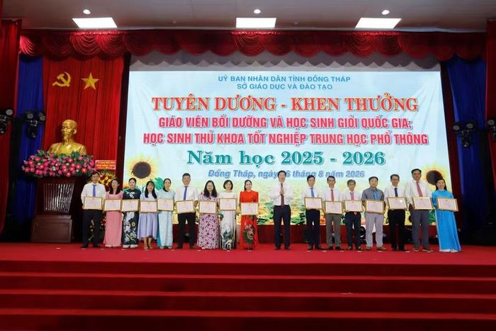 Khen thưởng 33 giáo viên đã có thành tích trong công tác bồi dưỡng học sinh đạt giải Kỳ thi chọn học sinh giỏi Quốc gia năm 2026. Ảnh: Xuân Uyên.