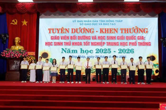 Tuyên dương học sinh đạt giải Kỳ thi chọn học sinh giỏi cấp Quốc gia năm 2026. Ảnh: Xuân Uyên.