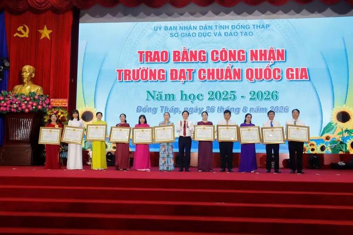 Trao chứng nhận các trường được công nhận trường đạt chuẩn Quốc gia năm học 2025 - 2026. Ảnh: Xuân Uyên.