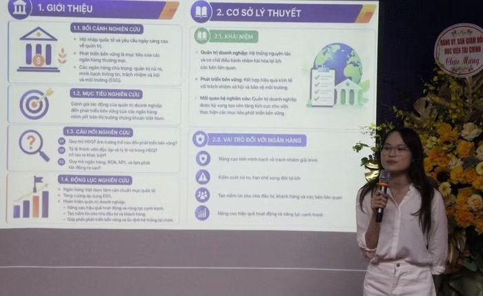 Sinh viên báo cáo kết quả nghiên cứu khoa học của mình.
