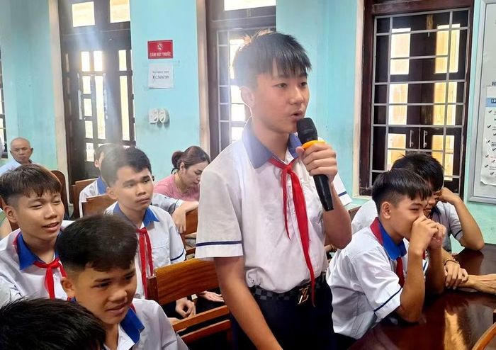 Học sinh đặt những câu hỏi cho ban tổ chức và hứa sẽ bồi dưỡng đạo đức, không vi phạm pháp luật.