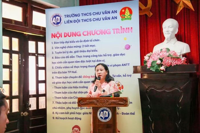 Bà Lê Thị Hồng Giang – Hiệu trưởng Trường THCS Chu Văn An phát biểu.