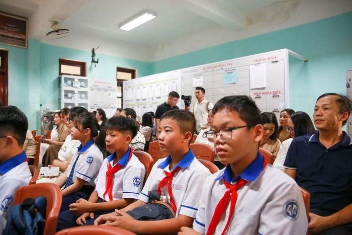 Học sinh nhà trường chăm chú theo dõi tại Hội nghị.