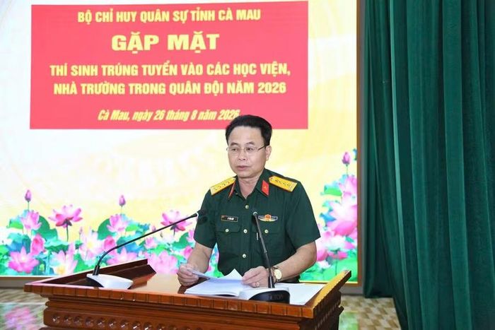 Đại tá Lý Văn Giúp, Phó Chỉ huy trưởng Bộ CHQS tỉnh phát biểu tại buổi gặp gỡ tân sinh viên.