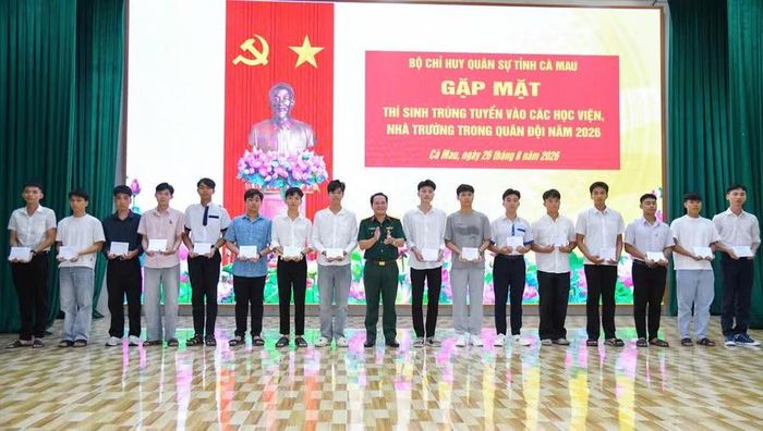 Đại tá Trần Quốc Dẹn, Phó Chính ủy Bộ CHQS tỉnh trao quà động viên các thí sinh trúng tuyển vào các học viện, nhà trường trong Quân đội.