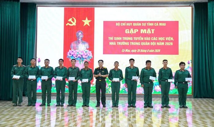 Đại tá Lý Văn Giúp, Phó Chỉ huy trưởng Bộ CHQS tỉnh trao quà động viên hạ sĩ quan, binh sĩ trúng tuyển vào các học viện, nhà trường trong Quân đội.
