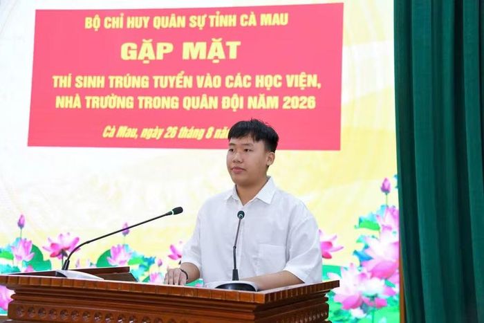 Em Phạm Việt Tiến, trúng tuyển Học viện Quân y phát biểu tại buổi gặp mặt.
