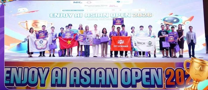 Ban tổ chức trao giải cho các đội tham gia Giải mở rộng - ENJOY AI Asian Open 2026.