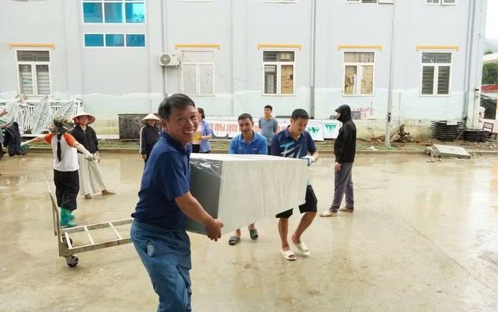 Giáo viên Trường Phổ thông nội trú TH&THCS Sơn Thủy dọn dẹp vệ sinh, chuẩn bị năm học mới.