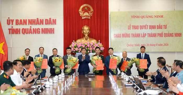 Chủ tịch UBND tỉnh Quảng Ninh trao Quyết định cho các nhà đầu tư.