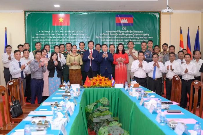 Ban Chuyên trách tỉnh An Giang và Ban Chuyên trách tỉnh Kep chụp ảnh lưu niệm.