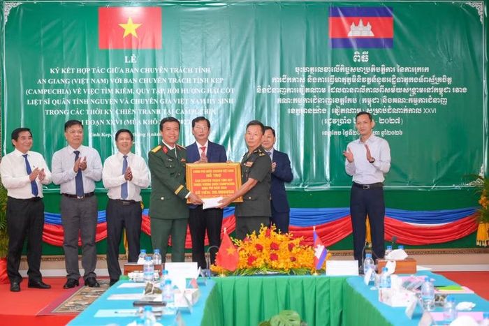 Đại tá Nguyễn Việt Thắng, thừa ủy quyền của Ban Chuyên trách Chính phủ Việt Nam, trao kinh phí hỗ trợ Ban Chuyên trách tỉnh Kep trị giá 20.000 USD.