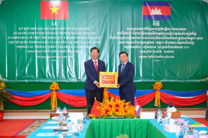 Ông Lê Văn Phước, Phó Chủ tịch UBND tỉnh An Giang, Trưởng Ban Chuyên trách tỉnh, trao quà đại diện Ban Chuyên trách tỉnh Kep.