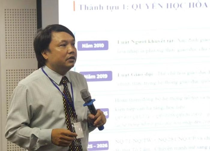 Ông Tạ Ngọc Trí - Phó Vụ trưởng Vụ Giáo dục Phổ thông tham luận tại hội thảo.