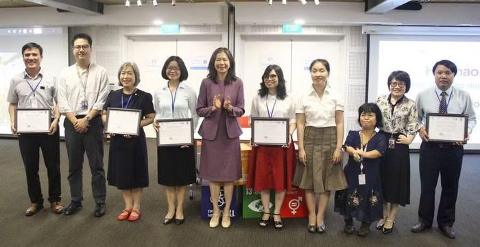 Bà Pauline Tamesis, Điều phối viên thường trú Liên Hợp Quốc tại Việt Nam trao tặng bằng khen ghi nhận những đóng góp ý nghĩa của các cá nhân và tổ chức cho Dự án chung của Liên Hợp Quốc về hòa nhập người khuyết tật (2022-2026).