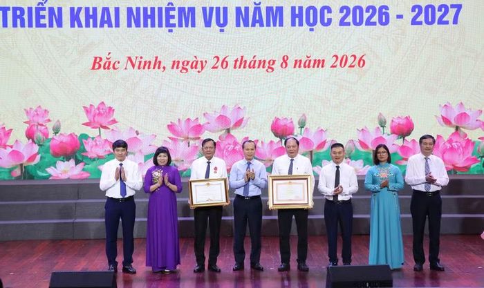 Ông Mai Sơn, Phó Chủ tịch Thường trực UBND tỉnh Bắc Ninh trao Bằng khen của Thủ tướng Chính phủ và Chủ tịch UBND tỉnh cho tập thể Sở GD&ĐT.