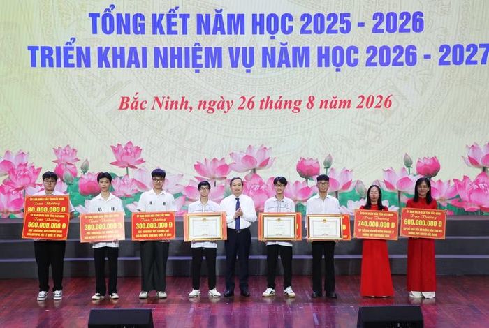 Chủ tịch UBND tỉnh Bắc Ninh Phạm Hoàng Sơn trao thưởng cho các giáo viên, học sinh có thành tích xuất sắc.