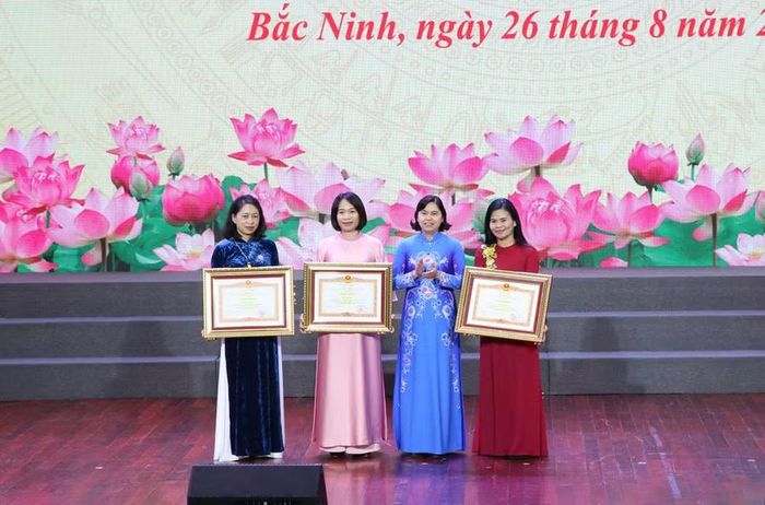 Phó Chủ tịch Thường trực HĐND tỉnh Bắc Ninh Trần Thị Hằng trao Bằng khen của Thủ tướng Chính phủ cho 3 cá nhân tiêu biểu.