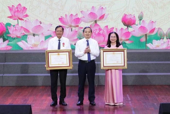 Thừa ủy quyền, Chủ tịch UBND tỉnh Bắc Ninh Phạm Hoàng Sơn trao Huân chương Lao động hạng Nhì, Ba cho các cá nhân.