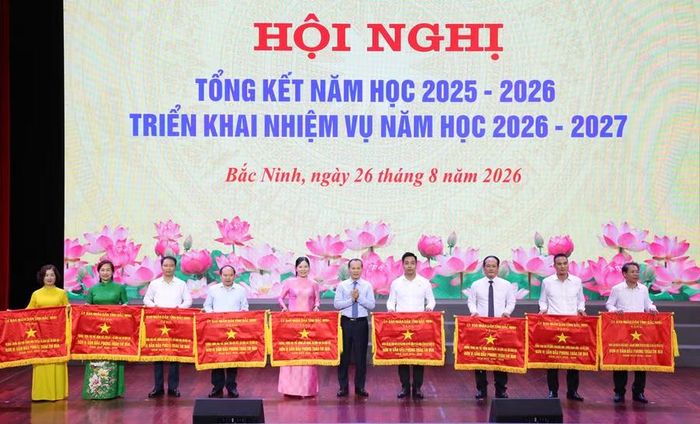 Ông Mai Sơn, Phó Chủ tịch Thường trực UBND tỉnh trao Cờ thi đua của UBND tỉnh Bắc Ninh cho các tập thể.