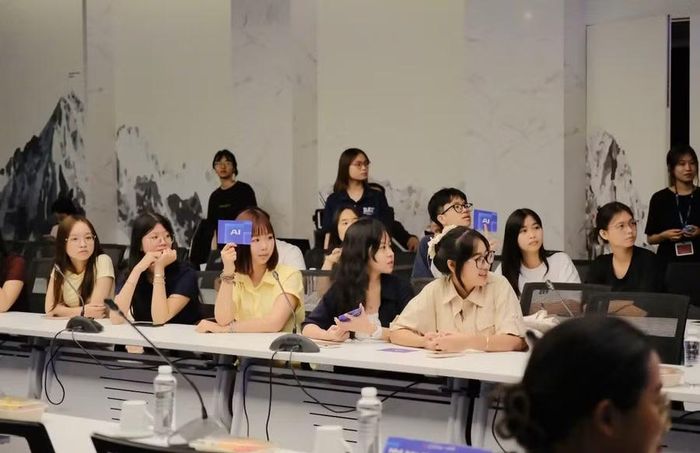 Từ góc độ thực hành, sinh viên được đặt vào các tình huống cụ thể để nhận diện cách thông tin có thể tác động đến cảm xúc, niềm tin và hành vi. Qua đó, quy trình kiểm chứng được cụ thể hóa từ xác định nguồn gốc nội dung, đánh giá độ tin cậy đến đối chiếu với các nguồn độc lập.