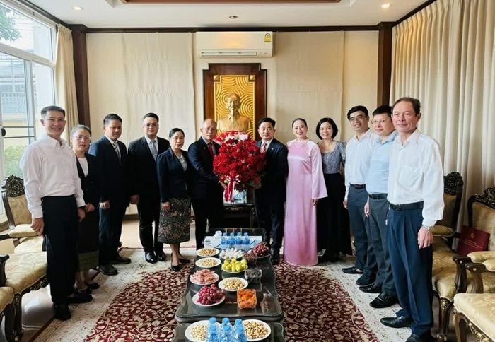 Các đại biểu chụp ảnh lưu niệm. (Nguồn: TLSQ Việt Nam tại Khon Kaen)