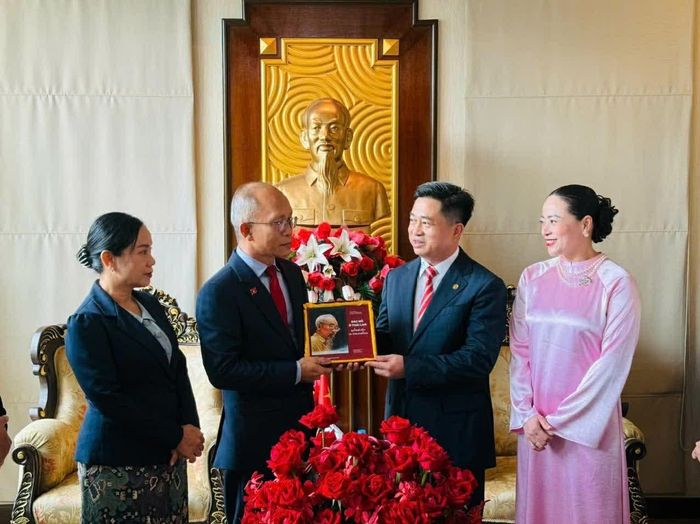 Tổng Lãnh sự Đinh Hoàng Linh trao tặng Tổng Lãnh sự Khamphay Phanthongdy cuốn sách “Bác Hồ ở Thái Lan”. (Nguồn: TLSQ Việt Nam tại Khon Kaen)