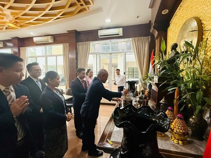 Tổng Lãnh sự Lào tại Khon Kaen dâng hương tại Ban thờ Chủ tịch Hồ Chí Minh. (Nguồn: TLSQ Việt Nam tại Khon Kaen)